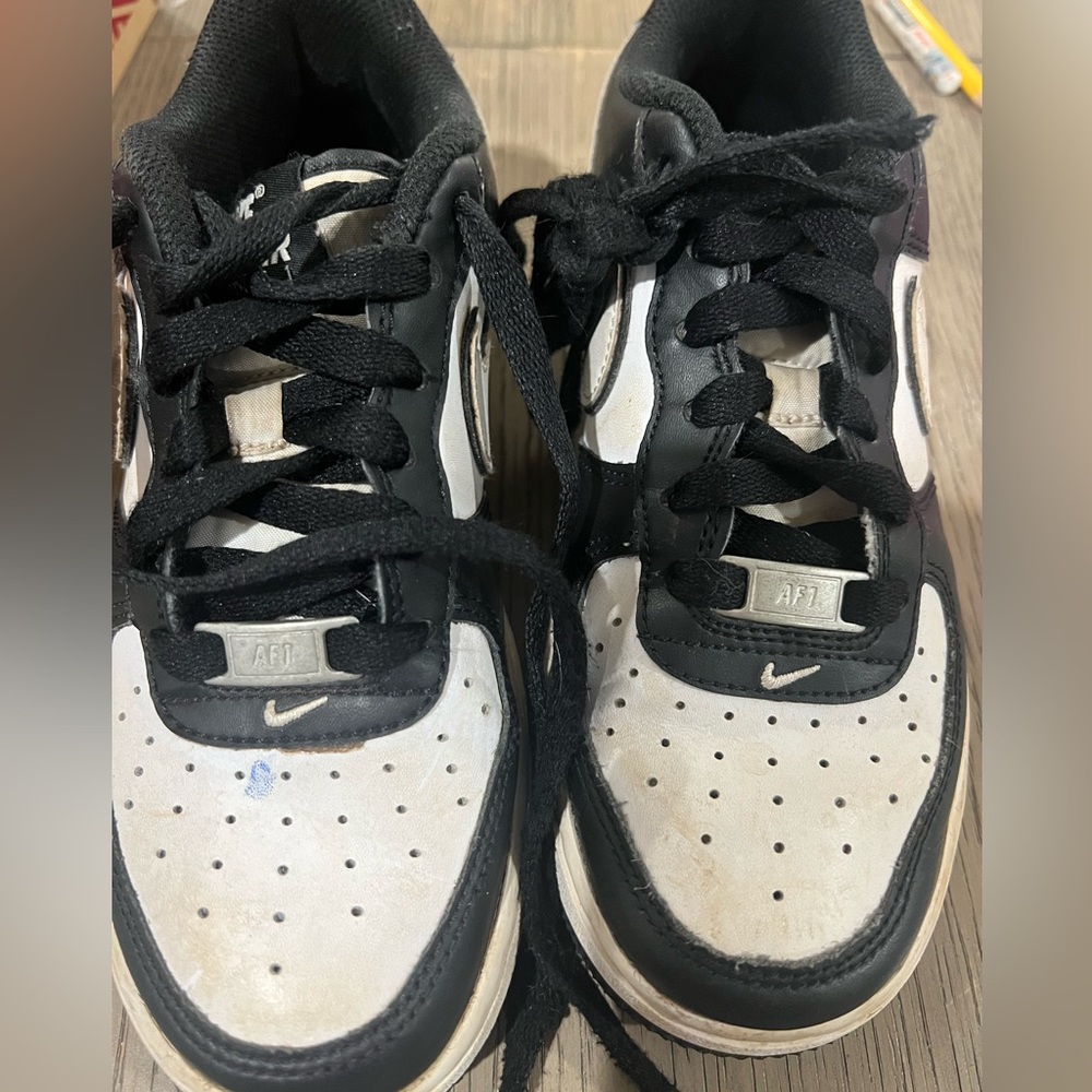 AF1 youth 3.5.  Needs a cleaning